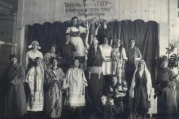 Драмкружок в здании Очёрского театра, 1925 г. Спектакль посвящён юбилею Парижской коммуны.(фото из архива Очерского музея)